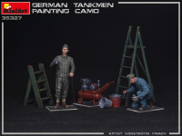 German Tankmen painting camo - 1/35