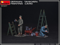 German Tankmen painting camo - 1/35