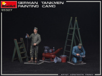 German Tankmen painting camo - 1/35