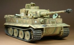 Tiger I Ausf. E frühe Produktion mit Inneneinrichtung - 1:35